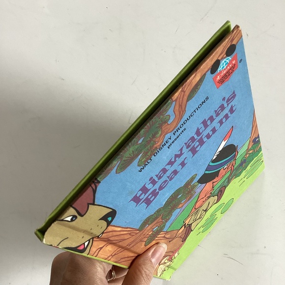 🛍️$5 Add-on🛍️ Hiawatha’s Bear Hunt book - Picture 2 of 5